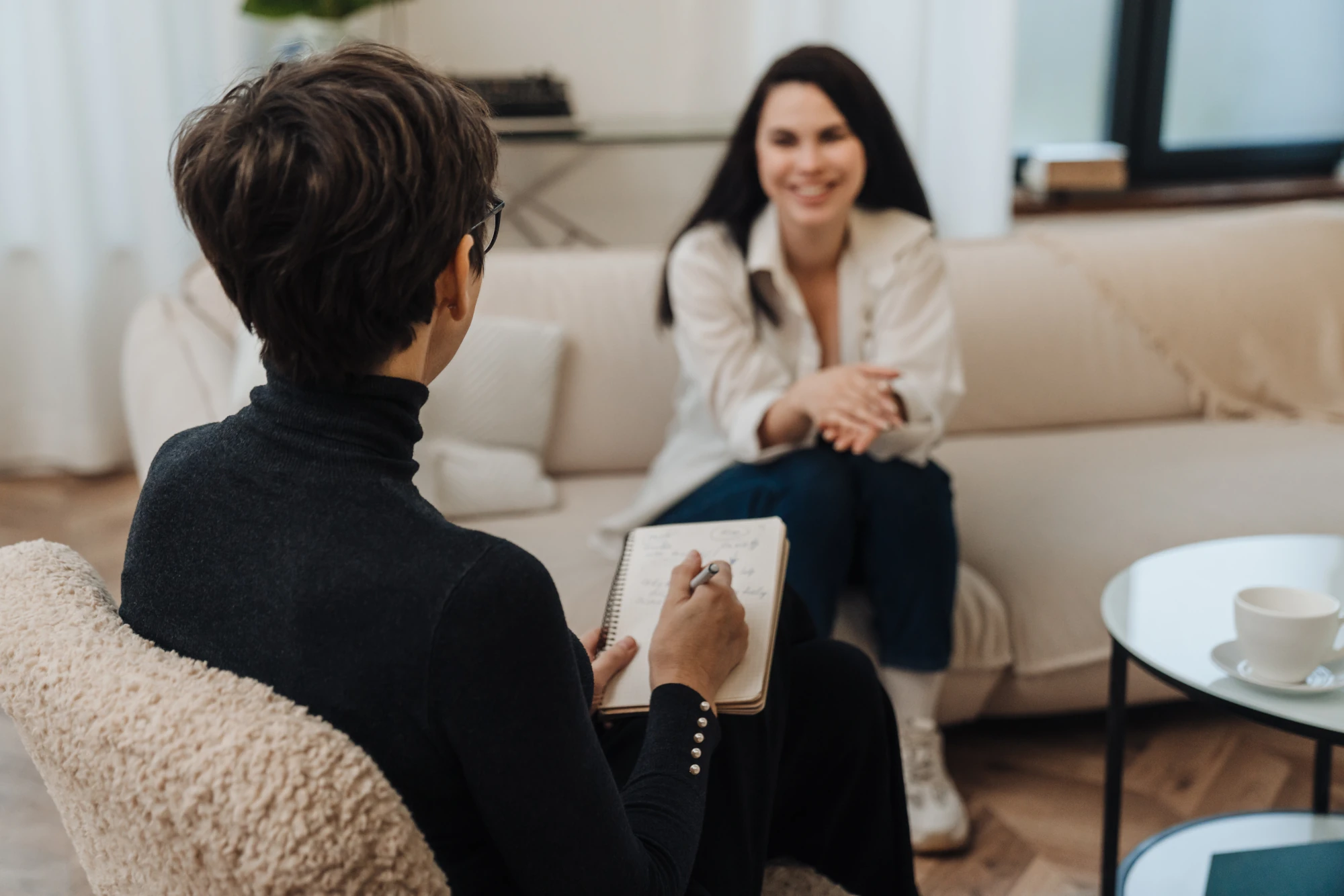 Woman holding a fixed gaze during a Brainspotting session for anxiety