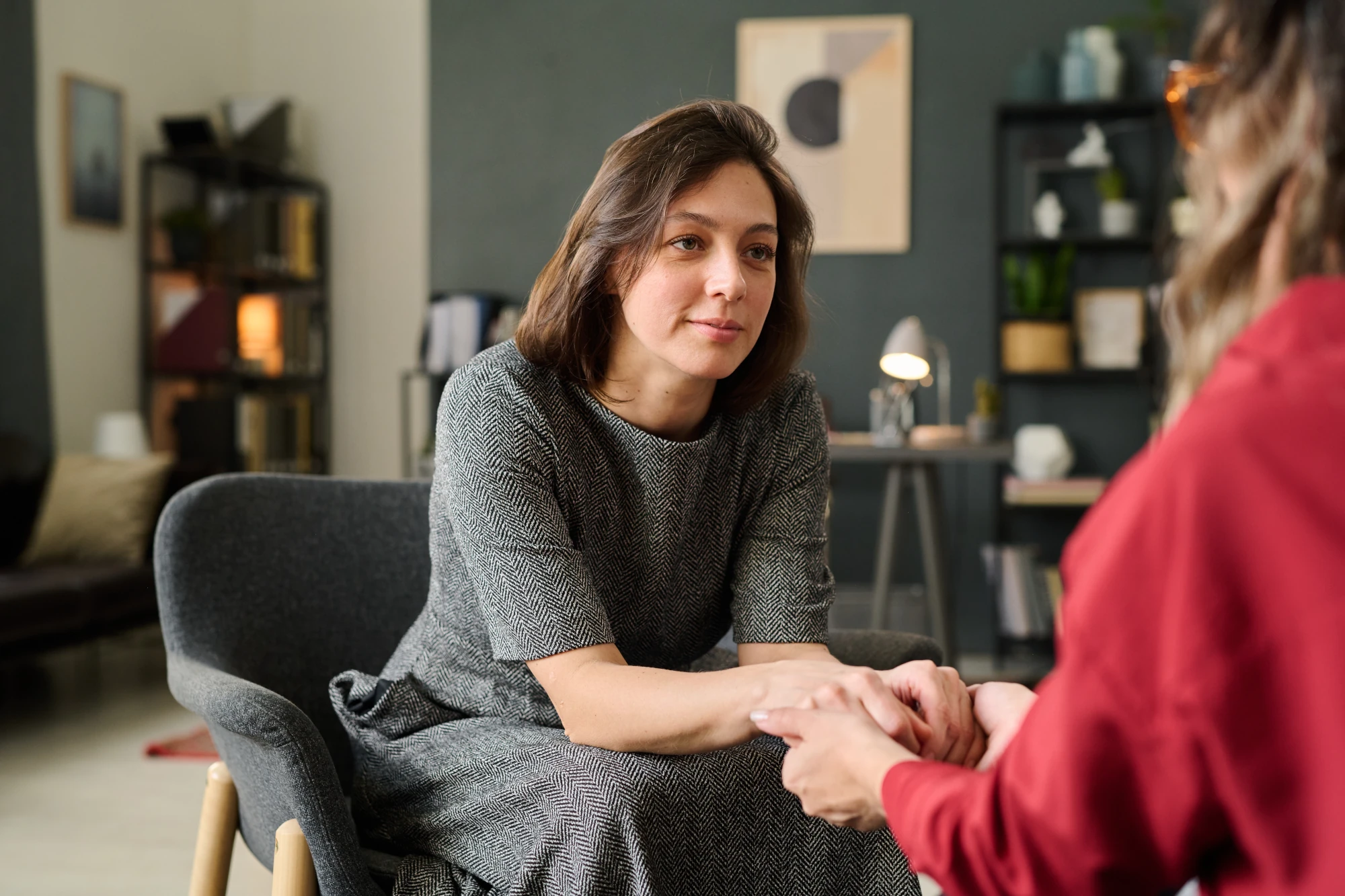 Woman holding a fixed gaze during a Brainspotting session for anxiety