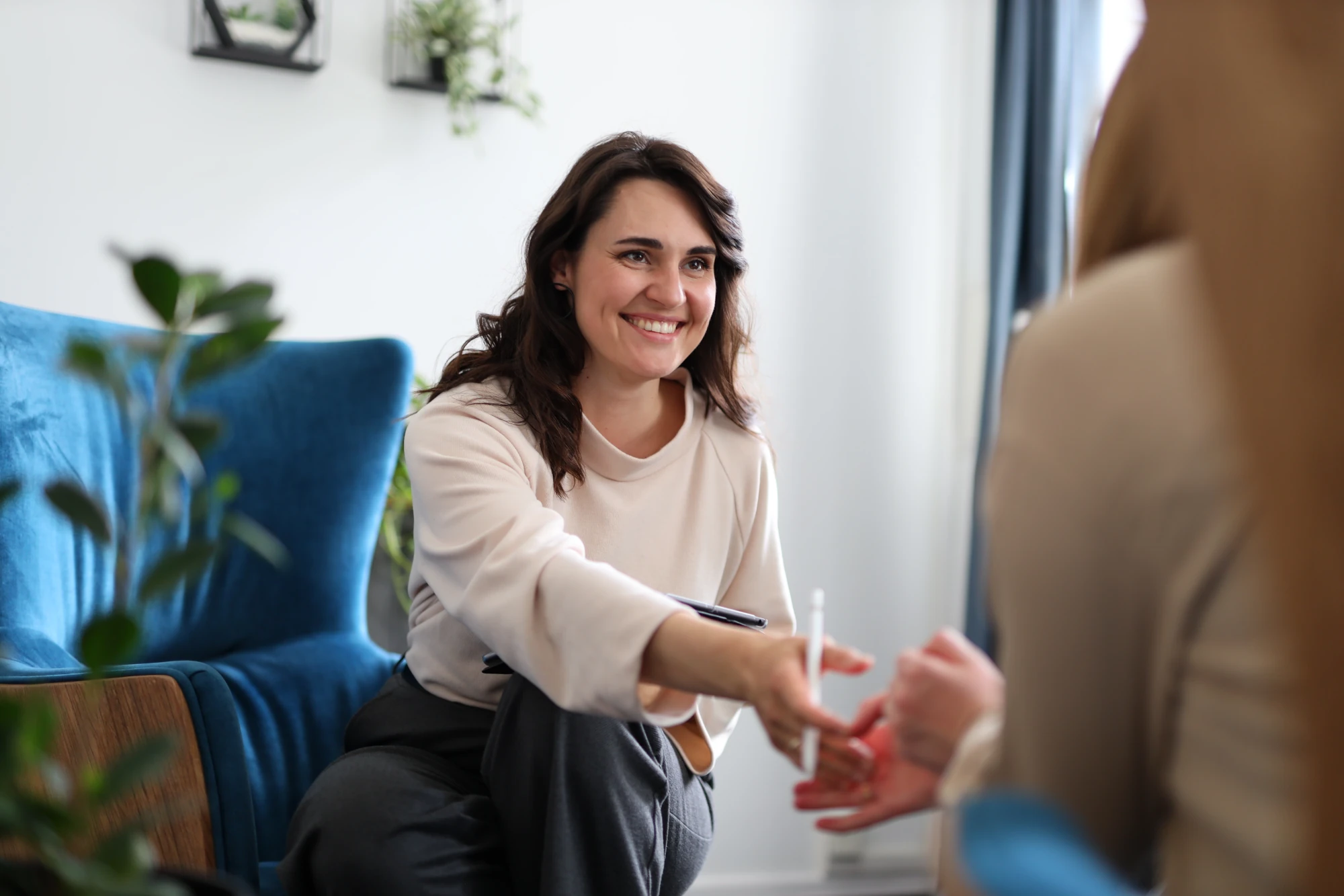 Counselor meeting with a woman during drug and alcohol rehab treatment.