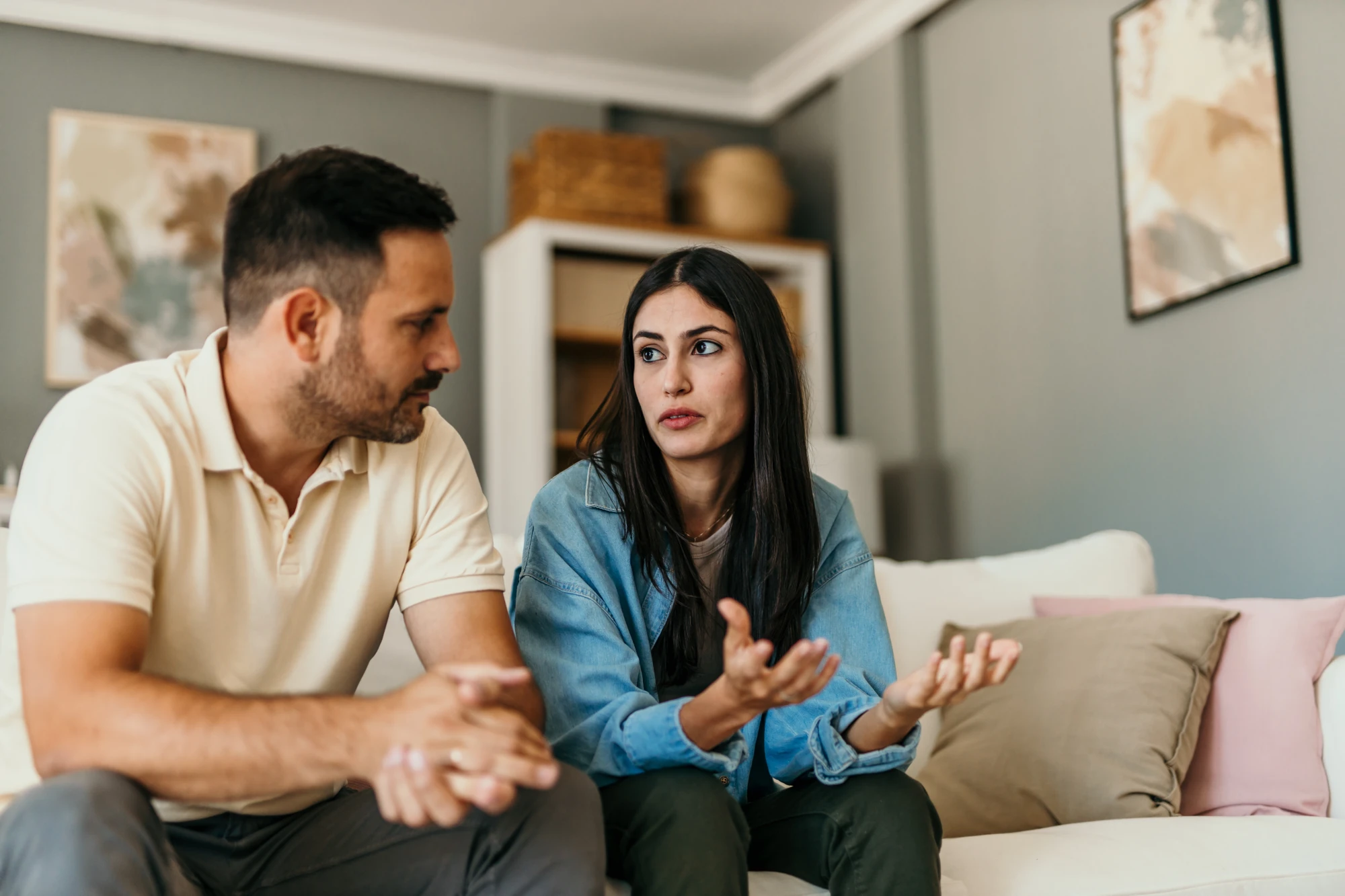 Woman talking with a loved one about concerns related to alcohol use.